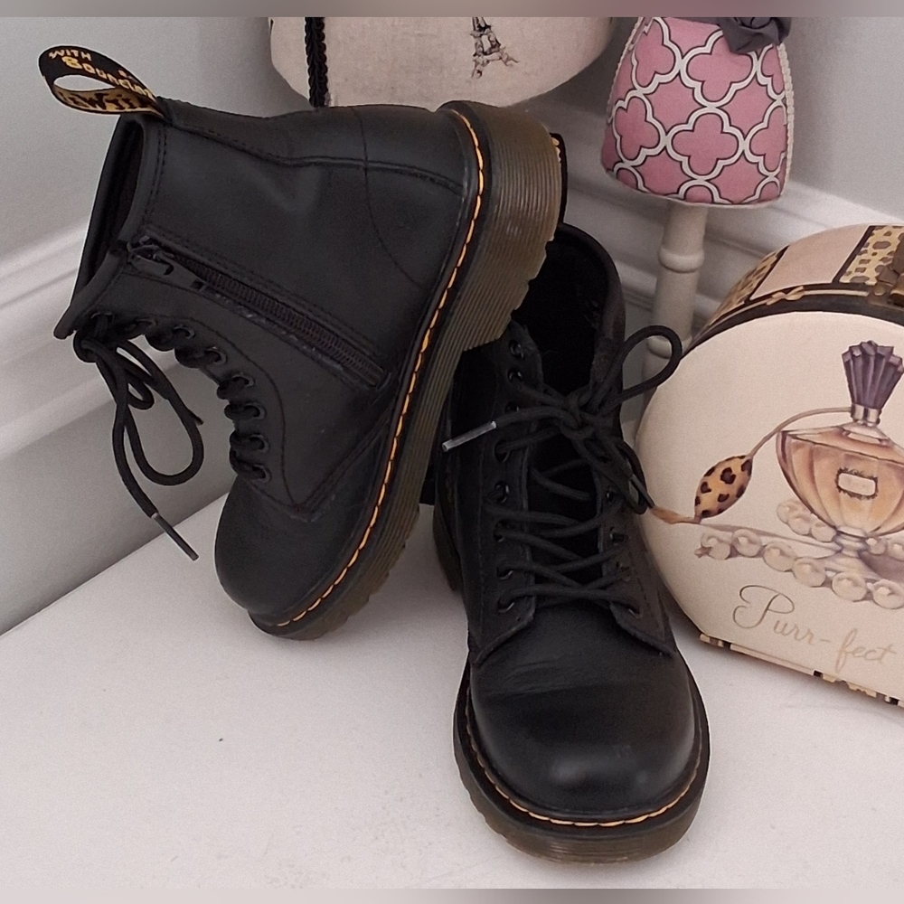 Dr Martens Air Wair Black Leather Lace Up Combat Boots Sz 1 Kids Pre-Owned
